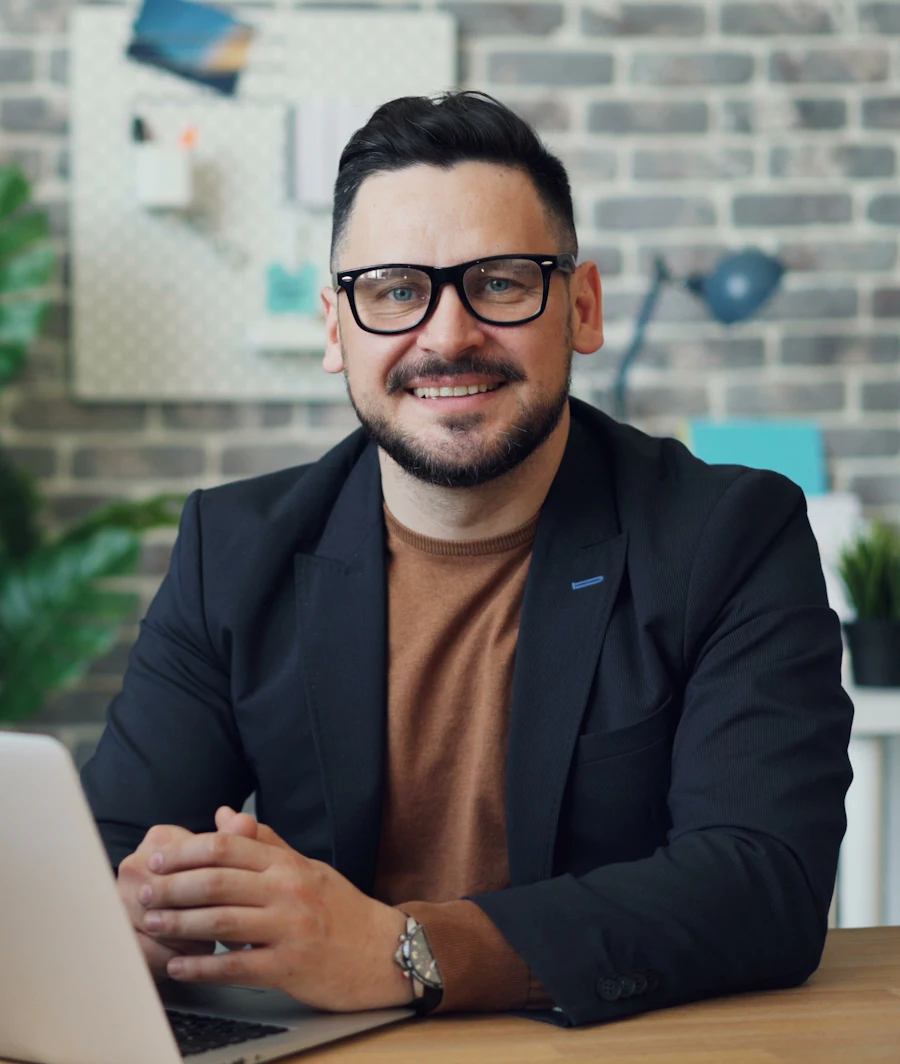 Abogado sonriente atendiendo desde su escritorio