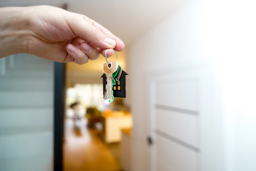 Mano sosteniendo las llaves de una vivienda