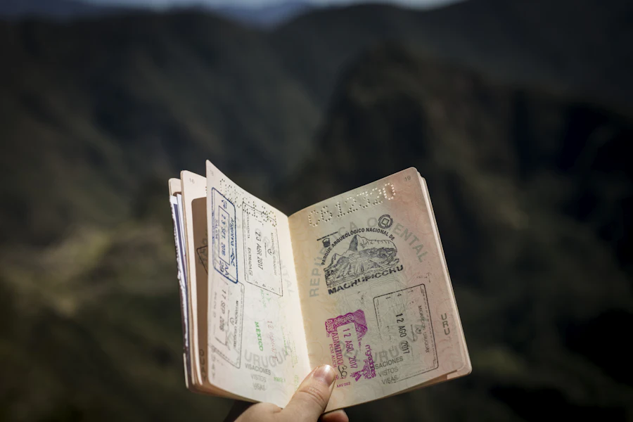 Pasaporte abierto con sellos de varios países