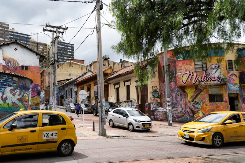 Taxis amarillos en una calle de Bogotá